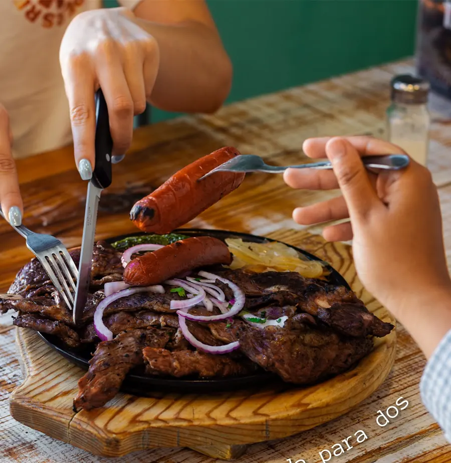 Parrillada de cortes servida en tabla de madera